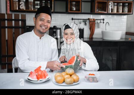 la famiglia musulmana asiatica rompe il digiuno insieme Foto Stock