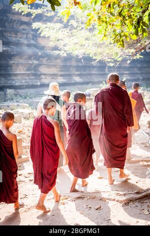 Giovani monaci cambogiani camminano attraverso gli incredibili templi di Angkor Wat, Cambogia. Foto Stock