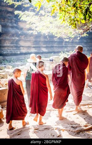 Giovani monaci cambogiani camminano attraverso gli incredibili templi di Angkor Wat, Cambogia. Foto Stock