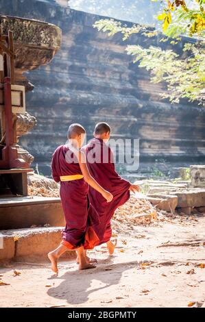 Giovani monaci cambogiani camminano attraverso gli incredibili templi di Angkor Wat, Cambogia. Foto Stock