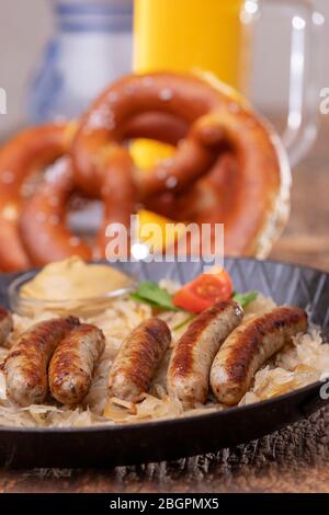 Grigliata di nuremberger bratwurst con crauti Foto Stock