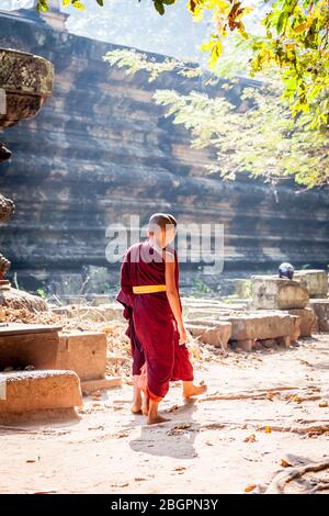 Giovani monaci cambogiani camminano attraverso gli incredibili templi di Angkor Wat, Cambogia. Foto Stock