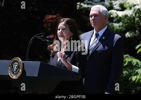 Il Vice Presidente degli Stati Uniti Mike Pence (R) ascolta la seconda signora Karen Pence durante una cerimonia per piantare un albero in celebrazione della Giornata della Terra e del giorno dell'Arbor sul prato meridionale della Casa Bianca a Washington, DC, USA, 22 aprile 2020.Credit: Michael Reynolds/Pool via CNP /MediaPunch Foto Stock