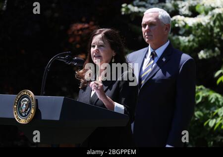 Washington, DC, USA. 22 aprile 2020. Il Vice Presidente degli Stati Uniti Mike Pence (R) ascolta la seconda signora Karen Pence durante una cerimonia per piantare un albero in celebrazione della Giornata della Terra e del giorno dell'Arbor sul prato del Sud della Casa Bianca a Washington, DC, USA, 22 aprile 2020.Credit: Michael Reynolds/Pool via CNP | utilizzo nel mondo credito: dpa/Alamy Live News Foto Stock