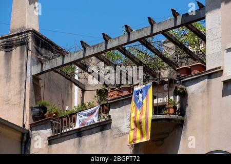 Bandiera catalana su un balcone per simboleggiare la lotta per l'indipendenza della Catalogna dalla Spagna Foto Stock