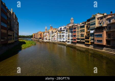 Case colorate lungo le rive del fiume Onyar a Girona, Spagna, Europa Foto Stock