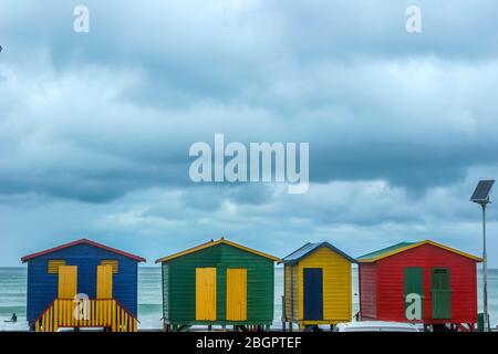 Colorato spogliatoi in St James beach Cape Town vicino Muizenburg beach Foto Stock