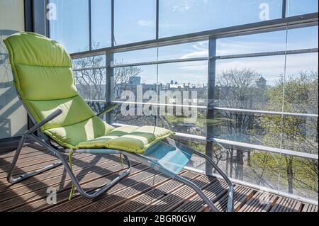 Coronavirus estate. Solarium sul balcone. A causa di coronavirus tutti i piani di vacanza sono annullati. Foto Stock