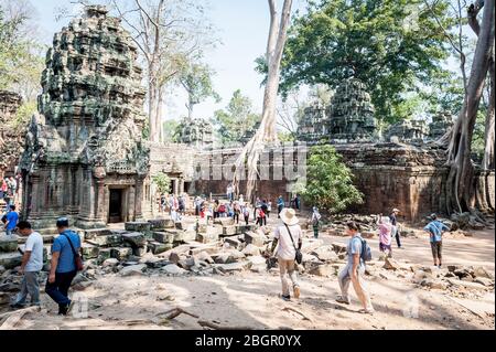I turisti camminano tra gli antichi templi di Angkor Wat, Cambogia. Foto Stock
