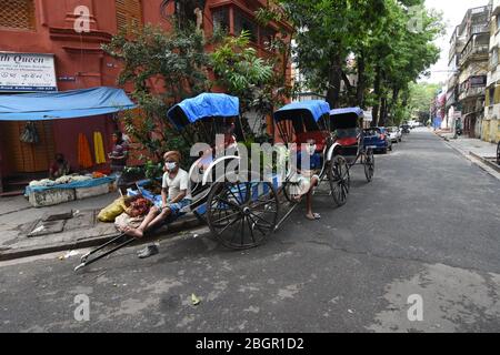 Mano tirata risciò in attesa per i passeggeri durante il blocco a Kolkata a causa della lotta contro Corona Virus (Covid-19) Foto Stock