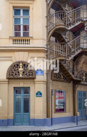 Ingresso posteriore e fuga di fuoco al Theatre du Palais Royal, 1° arrondissement, Parigi, Francia Foto Stock