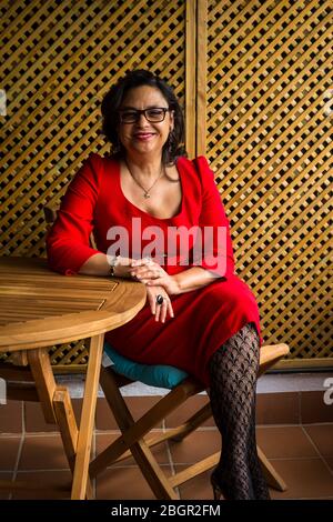 Ritratto di donna adulta vestito di rosso Foto Stock