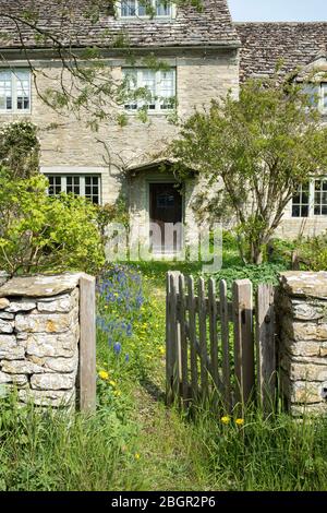 Caratteristico cottage di campagna tradizionale nel villaggio rurale di Kelmscott nel Cotswolds, West Oxfordshire, Regno Unito