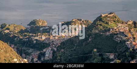La città di Taormina vista da Castelmola, provincia di Messina, Sicilia, Italia. Foto Stock