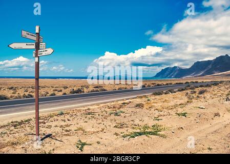 Playa Famara Road, spiaggia di surf popolare a Lanzarote, Spagna Foto Stock