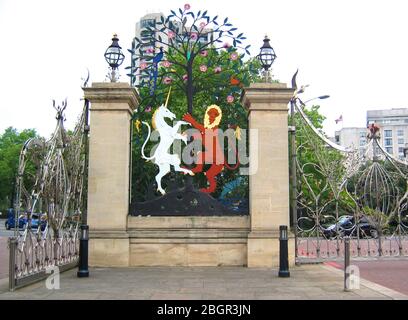 Porta della Regina Elisabetta all'ingresso di Hyde Park London England REGNO UNITO Foto Stock