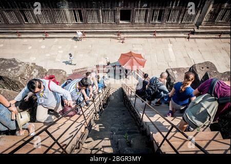 I turisti salgono le scale ripide e i gradini per raggiungere i vari punti di osservazione intorno ai templi di Angkor Wat, provincia di Siem Reap, Cambogia. Foto Stock