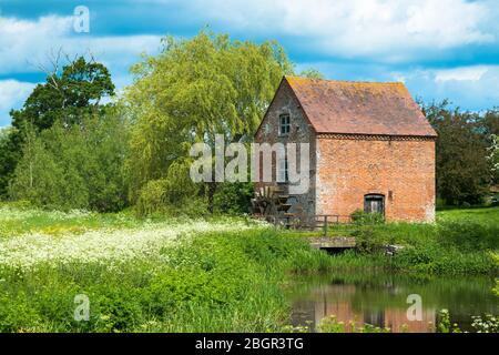 Hartpury Mill Water Mill, un edificio classificato di grado II situato nella valle di Highleadon nella contea di Gloucestershire, Regno Unito Foto Stock