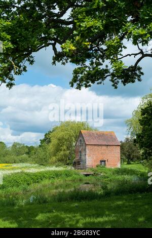 Hartpury Mill Water Mill, un edificio classificato di grado II situato nella valle di Highleadon nella contea di Gloucestershire, Regno Unito Foto Stock
