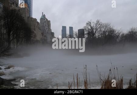 Stati Uniti. Città di New York. Parco centrale. Lago. Condensazione Foto Stock