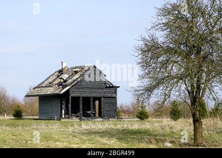 bruciato due piani casa in legno in zona rurale Foto Stock