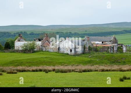 Antichi fienili derelict, parte di vecchi edifici agricoli deserati a Sanquhar a Dumphries e Galloway, Scozia Foto Stock
