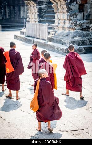 Giovani monaci cambogiani camminano attraverso gli incredibili templi di Angkor Wat, Cambogia. Foto Stock