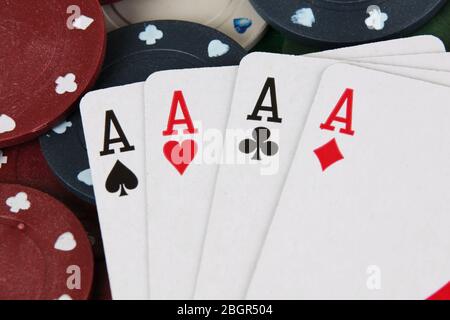 Quattro assi mano vincente su un mucchio di chip scommesse Foto Stock