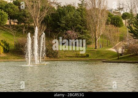 Getti d'acqua nel lago del parco centrale della città di Tres Cantos. Madrid Spagna. Foto Stock