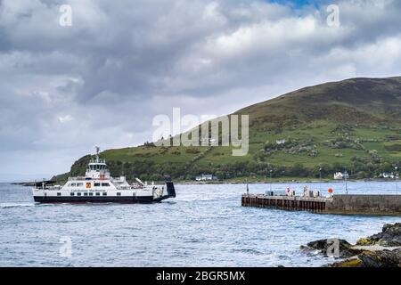 Traghetto per auto Calmac - Caldeonian MacBrayne Vehicle Ferry - partenza dal porto dei traghetti di Lochranza, Isola di Arran, Scozia Foto Stock