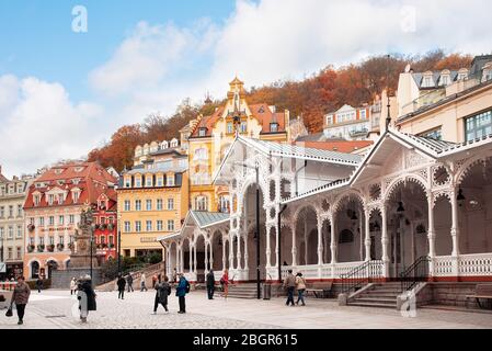 Karlovy Vary, Repubblica Ceca - 30 Ottobre 2019: Vista sul colonnato del mercato (fonte di acqua minerale) a Karlovy Vary la città termale più famosa in Th Foto Stock