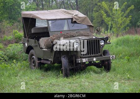 Kiev, Ucraina - 09 maggio 2019: L'esercito americano jeep ad una ricostruzione storica per celebrare l'anniversario della vittoria nella seconda guerra mondiale Foto Stock