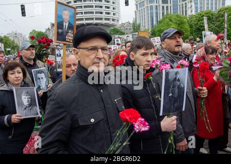 Kiev, Ucraina - 09 maggio 2019: Cittadini con ritratti degli antenati morti - guerrieri in marcia per l'anniversario della vittoria nella guerra mondiale Foto Stock