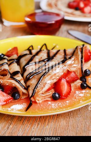 Deliziosi pancake con frutti di bosco da vicino al tavolo Foto Stock