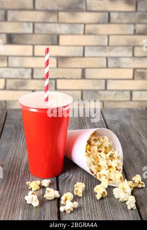 Popcorn su tavolo di legno su sfondo muro Foto Stock
