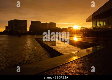 Pioggia di tramonto primaverile vicino al Museo del Cinema Eye di Amsterdam, iconica architettura moderna dei Paesi Bassi Foto Stock