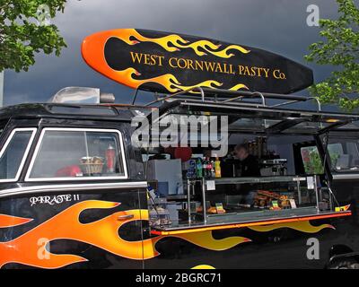 The West Cornwall Pasty Company, furgone, cibo regionale, servito da un camper VW Foto Stock