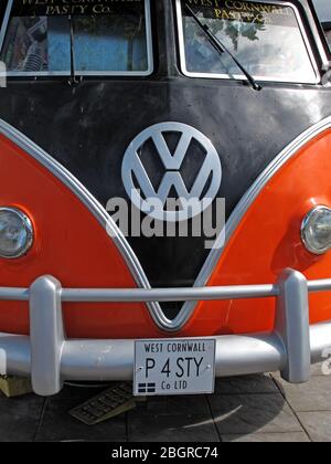 The West Cornwall Pasty Company, furgone, cibo regionale, servito da un camper VW Foto Stock