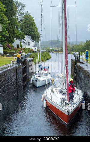 Yachts in una serratura sul canale Crinan a Cairbaan vicino Lochgilphead, Argyll e Bute, Scozia Foto Stock