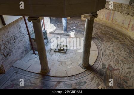 Piazza Armerina, SICILIA, Italia - 24 agosto 2017: famosi mosaici all'interno della Villa Romana del Calase. UNESCO - Sito Patrimonio dell'umanità. Foto Stock