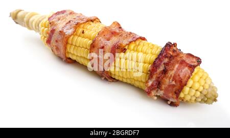 Pancetta alla griglia avvolta di mais, isolato su bianco Foto Stock