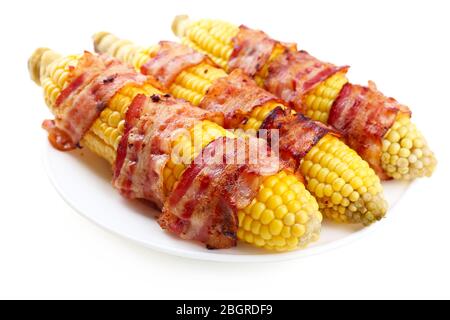 Pancetta alla griglia avvolta di mais, isolato su bianco Foto Stock