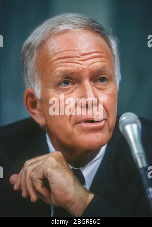 WASHINGTON, DC, USA, 8 SETTEMBRE 1993: Il senatore statunitense Bob Packwood (D-Oregon) parla durante l'audizione della commissione. Foto Stock