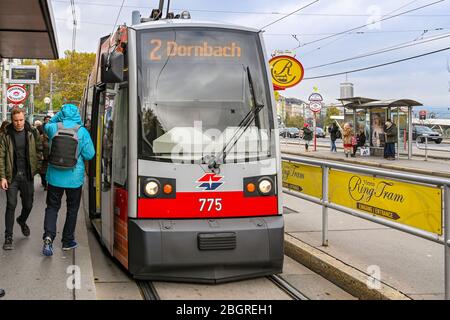 VIENNA, AUSTRIA - NOVEMBRE 2019: Il tram elettrico si ferma presso una fermata del tram nel centro di Vienna. Foto Stock