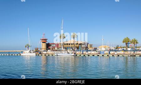 Edificio all'ingresso del porto di Vilamoura, Algarve, Portogallo Foto Stock