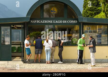 CADENABBIA, LAGO DI COMO - 2019 GIUGNO: Persone che acquistano i biglietti del traghetto presso la biglietteria di Cadenabbia sul Lago di Como. Foto Stock