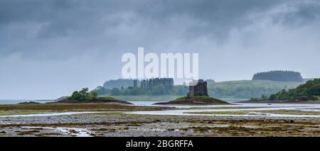 La casa torre del castello di Stalker del XV secolo e le case mudflats di Loch Laich ad Appin, Argyll, Scozia. Oltre è Loch Linnhe, Foto Stock
