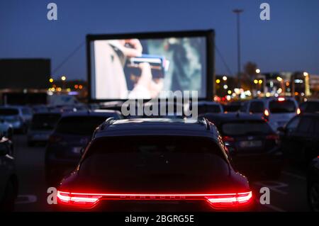 Chemnitz, Germania. 22 aprile 2020. I visitatori possono guardare "le Cronache dei canguri" al cinema drive-in di Chemnitz. Per la prima volta dall'inizio delle restrizioni di contatto c'è un cinema in città. Fino a 230 veicoli possono parcheggiare sulla piazza davanti allo schermo di 200 metri quadrati o sulla parete LED di 50 metri quadrati. Fino al 25 giugno, ci sarà un film per bambini e famiglia ogni giorno alle 5 e il programma serale alle 8. Il venerdì e il sabato ci sarà un film di mezzanotte dalle 23:00. Credit: Jan Woitas/dpa-Zentralbild/dpa/Alamy Live News Foto Stock