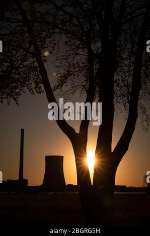 Petershagen, Germania. 22 aprile 2020. Vista della centrale a carbone Heyden in controluce del sole. È la centrale a carbone duro monoblocco più potente d'Europa. Nel 1951, fu la prima centrale ad entrare in linea in Germania dopo la seconda guerra mondiale. Gli ambientalisti criticano le forti tossine ambientali rilasciate dalla centrale elettrica. Credit: Friso Gentsch/dpa/Alamy Live News Foto Stock