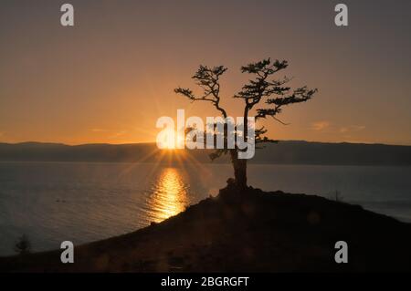 Tramonto sul Lago Baikal - Shamanka Rock sull'isola di Olkhon. Foto Stock